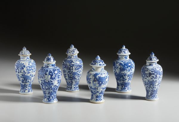 Arte Cinese : Gruppo di sei potiche in porcellana a decori bianco blu.Cina, Dinastia Qing, Kangxi.  - Asta Asta 437 | ARTE ORIENTALE - ARTE ORIENTALE DA COLLEZIONI PRIVATE ITALIANE Online - Associazione Nazionale - Case d'Asta italiane