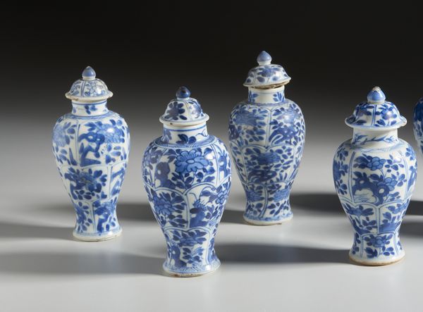 Arte Cinese : Gruppo di sei potiche in porcellana a decori bianco blu.Cina, Dinastia Qing, Kangxi.  - Asta Asta 437 | ARTE ORIENTALE - ARTE ORIENTALE DA COLLEZIONI PRIVATE ITALIANE Online - Associazione Nazionale - Case d'Asta italiane