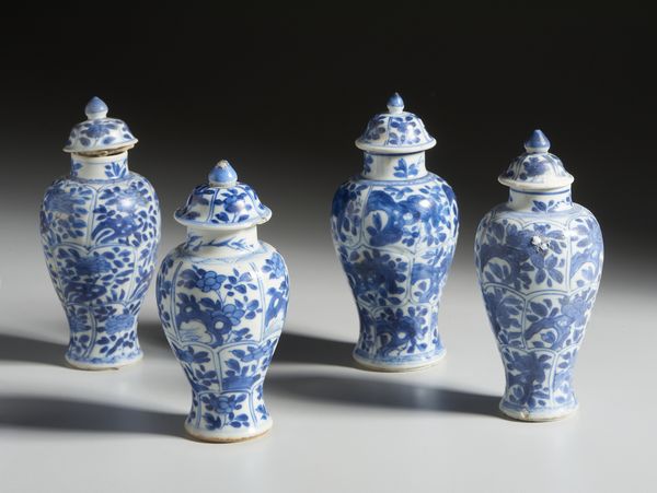 Arte Cinese : Gruppo di sei potiche in porcellana a decori bianco blu.Cina, Dinastia Qing, Kangxi.  - Asta Asta 437 | ARTE ORIENTALE - ARTE ORIENTALE DA COLLEZIONI PRIVATE ITALIANE Online - Associazione Nazionale - Case d'Asta italiane