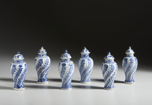 Arte Cinese : Gruppo di sei porta essenza in porcellana con decoro bianco blu. Cina, Dinastia Qing, Kangxi.  - Asta Asta 437 | ARTE ORIENTALE - ARTE ORIENTALE DA COLLEZIONI PRIVATE ITALIANE Online - Associazione Nazionale - Case d'Asta italiane