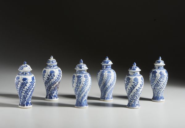 Arte Cinese : Gruppo di sei porta essenza in porcellana con decoro bianco blu. Cina, Dinastia Qing, Kangxi.  - Asta Asta 437 | ARTE ORIENTALE - ARTE ORIENTALE DA COLLEZIONI PRIVATE ITALIANE Online - Associazione Nazionale - Case d'Asta italiane