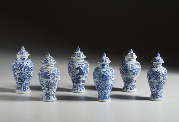 Arte Cinese : Gruppo di sei porta essenza in porcellana con decoro bianco blu. Cina, Dinastia Qing, Kangxi.  - Asta Asta 437 | ARTE ORIENTALE - ARTE ORIENTALE DA COLLEZIONI PRIVATE ITALIANE Online - Associazione Nazionale - Case d'Asta italiane