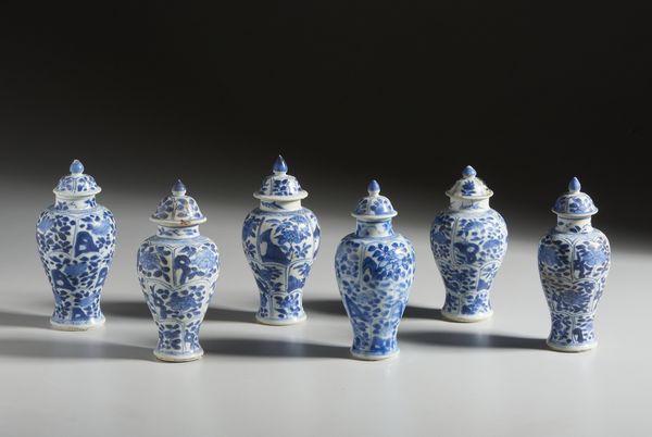 Arte Cinese : Gruppo di sei porta essenza in porcellana con decoro bianco blu. Cina, Dinastia Qing, Kangxi.  - Asta Asta 437 | ARTE ORIENTALE - ARTE ORIENTALE DA COLLEZIONI PRIVATE ITALIANE Online - Associazione Nazionale - Case d'Asta italiane