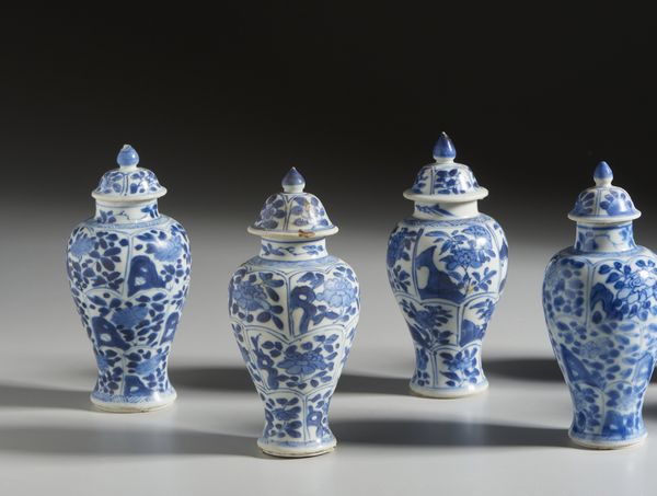 Arte Cinese : Gruppo di sei porta essenza in porcellana con decoro bianco blu. Cina, Dinastia Qing, Kangxi.  - Asta Asta 437 | ARTE ORIENTALE - ARTE ORIENTALE DA COLLEZIONI PRIVATE ITALIANE Online - Associazione Nazionale - Case d'Asta italiane