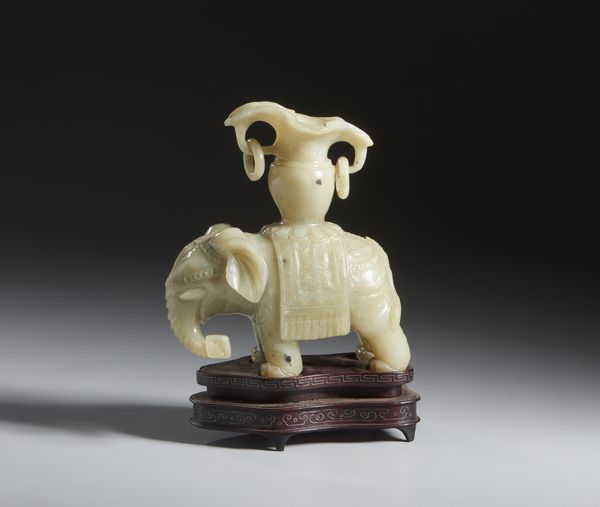 Arte Cinese : Scultura in giada raffigurante elefante. Cina, Dinastia Qing, XIX sec.  - Asta Asta 437 | ARTE ORIENTALE - ARTE ORIENTALE DA COLLEZIONI PRIVATE ITALIANE Online - Associazione Nazionale - Case d'Asta italiane