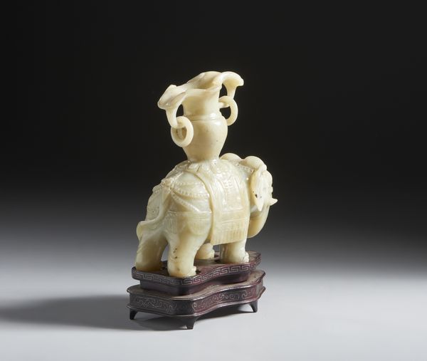 Arte Cinese : Scultura in giada raffigurante elefante. Cina, Dinastia Qing, XIX sec.  - Asta Asta 437 | ARTE ORIENTALE - ARTE ORIENTALE DA COLLEZIONI PRIVATE ITALIANE Online - Associazione Nazionale - Case d'Asta italiane