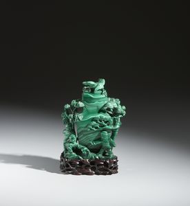 Arte Cinese - Vaso con coperchio in malachite finemente intagliato con un paesaggio alberato di pini e bamb tra cui giocano bambini.Cina, XX secolo.