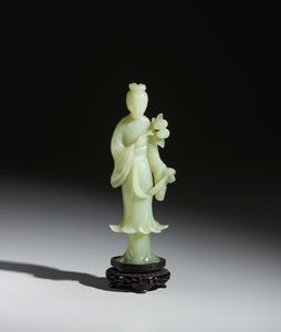 Arte Cinese - Intaglio in serpentino raffigurante dama elegantemente vestita con fiori.Cina, XX secolo.