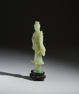 Arte Cinese : Intaglio in serpentino raffigurante dama elegantemente vestita con fiori.Cina, XX secolo.  - Asta Asta 437 | ARTE ORIENTALE - ARTE ORIENTALE DA COLLEZIONI PRIVATE ITALIANE Online - Associazione Nazionale - Case d'Asta italiane