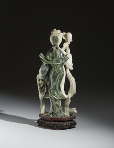 Arte Cinese : Intaglio in pietra grigia raffigurante dama con abito ben drappeggiato dalle ampie maniche.      in una mano reca un mazzo di fiori.Cina, XX secolo.  - Asta Asta 437 | ARTE ORIENTALE - ARTE ORIENTALE DA COLLEZIONI PRIVATE ITALIANE Online - Associazione Nazionale - Case d'Asta italiane