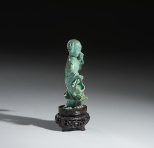 Arte Cinese : Intaglio in turchese raffigurante giovane ragazza con cestino, base traforata in legno.Cina, XX secolo.  - Asta Asta 437 | ARTE ORIENTALE - ARTE ORIENTALE DA COLLEZIONI PRIVATE ITALIANE Online - Associazione Nazionale - Case d'Asta italiane