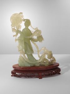 Arte Cinese : Statuetta di giovane fanciulla in serpentino verde.Cina, XX secolo.  - Asta Asta 437 | ARTE ORIENTALE - ARTE ORIENTALE DA COLLEZIONI PRIVATE ITALIANE Online - Associazione Nazionale - Case d'Asta italiane