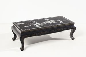 Arte Cinese - Tavolo da centro legno laccato e madreperlaCina, XX secolo