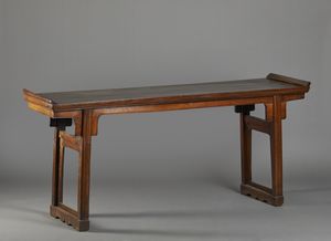 Arte Cinese : Tavolo in legno di olmo.Cina, Dinastia Qing, XIX-XX sec.  - Asta Asta 437 | ARTE ORIENTALE - ARTE ORIENTALE DA COLLEZIONI PRIVATE ITALIANE Online - Associazione Nazionale - Case d'Asta italiane