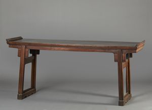 Arte Cinese : Tavolo in legno di olmo.Cina, Dinastia Qing, XIX-XX sec.  - Asta Asta 437 | ARTE ORIENTALE - ARTE ORIENTALE DA COLLEZIONI PRIVATE ITALIANE Online - Associazione Nazionale - Case d'Asta italiane