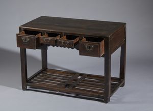 Arte Cinese : Scrittoio in legno laccato con quattro cassetti. Cina, fine XIX Sec.  - Asta Asta 437 | ARTE ORIENTALE - ARTE ORIENTALE DA COLLEZIONI PRIVATE ITALIANE Online - Associazione Nazionale - Case d'Asta italiane