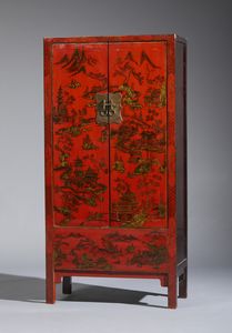 Arte Cinese - Armadio a due ante in lacca rossa con disegni in oro. Cina, XX secolo.