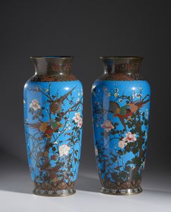 ARTE GIAPPONESE - Coppia di grandi vasi in smalto cloisonn. Giappone, Periodo Meiji.