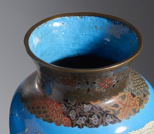 ARTE GIAPPONESE : Coppia di grandi vasi in smalto cloisonn. Giappone, Periodo Meiji.  - Asta Asta 437 | ARTE ORIENTALE - ARTE ORIENTALE DA COLLEZIONI PRIVATE ITALIANE Online - Associazione Nazionale - Case d'Asta italiane