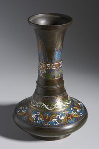 ARTE GIAPPONESE : Vaso ad anfora cloisonn. Giappone, Periodo Meiji.  - Asta Asta 437 | ARTE ORIENTALE - ARTE ORIENTALE DA COLLEZIONI PRIVATE ITALIANE Online - Associazione Nazionale - Case d'Asta italiane