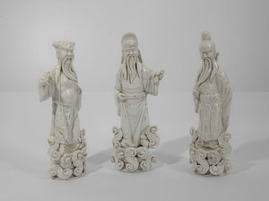 Arte Cinese - Lotto composto da tre figure in porcellana De Hua raffiguranti tre immortali tra le nuvole. Cina, XX secolo.