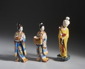 ARTE GIAPPONESE - Tre figure in porcellana raffiguranti Geishe smaltate in policromia.Giappone, Periodo Meiji.