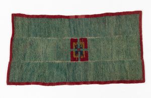 Arte Himalayana - Tappeto Tibetano semplicemente tessuto. Su di un fondo verde disegno geometrico floreale in rosso e blu . XX Sec