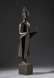 Arte Sud-Est Asiatico : Bella statua raffigurante il Buddha in posizione eretta. Probabile periodo Ratanakosin (1880-1920)  - Asta Asta 437 | ARTE ORIENTALE - ARTE ORIENTALE DA COLLEZIONI PRIVATE ITALIANE Online - Associazione Nazionale - Case d'Asta italiane