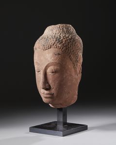 Arte Sud-Est Asiatico : Testa di Buddha in pietra arenaria.Fine Sukhothai - XIV secolo.  - Asta Asta 437 | ARTE ORIENTALE - ARTE ORIENTALE DA COLLEZIONI PRIVATE ITALIANE Online - Associazione Nazionale - Case d'Asta italiane