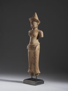 Arte Sud-Est Asiatico : Figura in arenaria raffigurante Uma. Khmer stile Angkor Wat, probabile XII secolo.  - Asta Asta 437 | ARTE ORIENTALE - ARTE ORIENTALE DA COLLEZIONI PRIVATE ITALIANE Online - Associazione Nazionale - Case d'Asta italiane