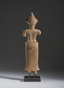 Arte Sud-Est Asiatico : Figura in arenaria raffigurante Uma. Khmer stile Angkor Wat, probabile XII secolo.  - Asta Asta 437 | ARTE ORIENTALE - ARTE ORIENTALE DA COLLEZIONI PRIVATE ITALIANE Online - Associazione Nazionale - Case d'Asta italiane