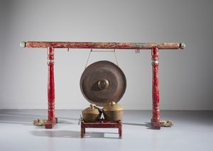 Arte Sud-Est Asiatico - Grande gong con struttura in legno laccato in rosso.Fine XIX secolo.