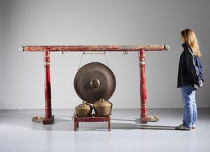 Arte Sud-Est Asiatico : Grande gong con struttura in legno laccato in rosso.Fine XIX secolo.  - Asta Asta 437 | ARTE ORIENTALE - ARTE ORIENTALE DA COLLEZIONI PRIVATE ITALIANE Online - Associazione Nazionale - Case d'Asta italiane