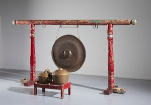 Arte Sud-Est Asiatico : Grande gong con struttura in legno laccato in rosso.Fine XIX secolo.  - Asta Asta 437 | ARTE ORIENTALE - ARTE ORIENTALE DA COLLEZIONI PRIVATE ITALIANE Online - Associazione Nazionale - Case d'Asta italiane