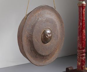 Arte Sud-Est Asiatico : Grande gong con struttura in legno laccato in rosso.Fine XIX secolo.  - Asta Asta 437 | ARTE ORIENTALE - ARTE ORIENTALE DA COLLEZIONI PRIVATE ITALIANE Online - Associazione Nazionale - Case d'Asta italiane