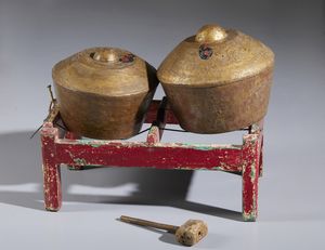 Arte Sud-Est Asiatico : Grande gong con struttura in legno laccato in rosso.Fine XIX secolo.  - Asta Asta 437 | ARTE ORIENTALE - ARTE ORIENTALE DA COLLEZIONI PRIVATE ITALIANE Online - Associazione Nazionale - Case d'Asta italiane