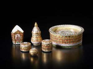 Arte Sud-Est Asiatico - Gruppo di sei oggetti in porcellana.Thailandia, Sec. XX