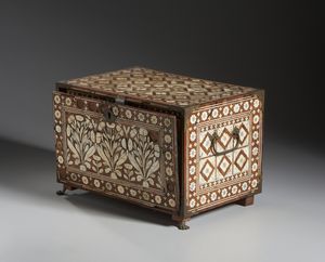 Arte Islamica - Cofanetto da viaggio in legno intarsiato finemente con tessere di madreperla ed osso. XIX secolo.