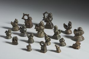 Arte Indiana - Gruppo di diciassette pesi in metallo. India, XX sec.