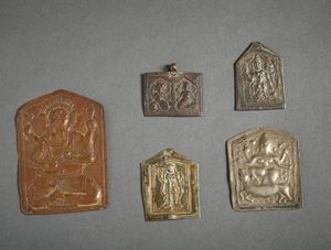 Arte Indiana - Gruppo di cinque placche in metallo sbalzato India, XIX secolo