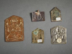 Arte Indiana : Gruppo di cinque placche in metallo sbalzato India, XIX secolo  - Asta Asta 437 | ARTE ORIENTALE - ARTE ORIENTALE DA COLLEZIONI PRIVATE ITALIANE Online - Associazione Nazionale - Case d'Asta italiane