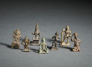 Arte Indiana - Gruppo di 7 bronzi tribali raffiguranti divint e guerrieri India, XIX secolo