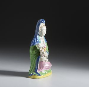 Arte Cinese : Guanyin in porcellana fencai.Cina, Dinastia Qing, XVIII sec.  - Asta Asta 437 | ARTE ORIENTALE - ARTE ORIENTALE DA COLLEZIONI PRIVATE ITALIANE Online - Associazione Nazionale - Case d'Asta italiane