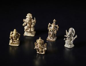 Arte Indiana - Cinque figure devozionali in bronzo raffiguranti il Dio Ganesha.Sud India, XIX sec.