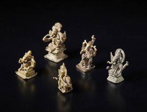 Arte Indiana : Cinque figure devozionali in bronzo raffiguranti il Dio Ganesha.Sud India, XIX sec.  - Asta Asta 437 | ARTE ORIENTALE - ARTE ORIENTALE DA COLLEZIONI PRIVATE ITALIANE Online - Associazione Nazionale - Case d'Asta italiane