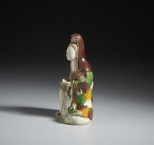 Arte Cinese : Guanyin in porcellana sancai.Cina, Dinastia Qing, periodo Kangxi.  - Asta Asta 437 | ARTE ORIENTALE - ARTE ORIENTALE DA COLLEZIONI PRIVATE ITALIANE Online - Associazione Nazionale - Case d'Asta italiane