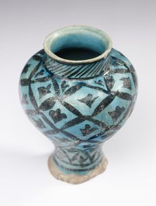 Arte Islamica : Piccolo vaso turchese con decorazione nera sottocoperta Mesopotamia, Raqqa, XII-XIII secolo  - Asta Asta 437 | ARTE ORIENTALE - ARTE ORIENTALE DA COLLEZIONI PRIVATE ITALIANE Online - Associazione Nazionale - Case d'Asta italiane