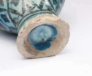 Arte Islamica : Piccolo vaso turchese con decorazione nera sottocoperta Mesopotamia, Raqqa, XII-XIII secolo  - Asta Asta 437 | ARTE ORIENTALE - ARTE ORIENTALE DA COLLEZIONI PRIVATE ITALIANE Online - Associazione Nazionale - Case d'Asta italiane