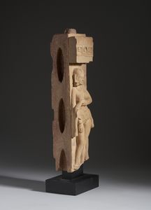 Arte Indiana : Pilastro in arenaria raffigurante Yakshi. Uttar Pradesh, Mathura probabile periodo Kushan. II-III sec. d.C.  - Asta Asta 437 | ARTE ORIENTALE - ARTE ORIENTALE DA COLLEZIONI PRIVATE ITALIANE Online - Associazione Nazionale - Case d'Asta italiane