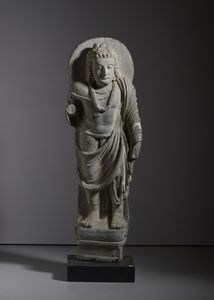 Arte Indiana - Grande figura di Bodhisattva in scisto grigio. Gandhara, IV sec. d.C. circa.